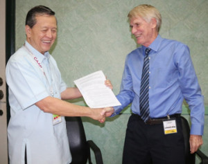 CAAP Hotchkiss (left) and Lions seal the CNS/ATM deal with a handshake after signing the contract at the CAAP last week.