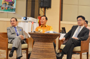 ASIAN CONNECTIONS Secretary Datu Abul Khayr Alonto, (left) chairperson of the Mindanao Development Authority and Philippine Signing Minster for the Brunei Darussalam Indonesia Malaysia the Philippines East ASEAN Growth Area (BIMP-EAGA), Ambassador Extraordinary and Plenipotentiary of the Republic of Indonesia to the Philippines Johny Lumintang, and Economic and Commercial Counsellor Jin Yuan of the Ministry of Commerce of the People’s Republic of China attend the BIMP-EAGA Business Networking Session held Monday in Puerto Princesa City, Palawan. The session aims to strengthen the participation of EAGA business groups in exploring private sector-led projects designed to accelerate trade and increase investments in the sub-region. Photo from minda.gov.ph.