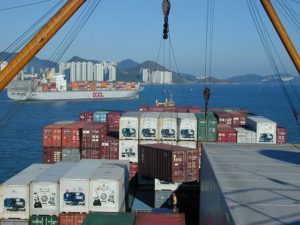 ein_container_wird_von_deck