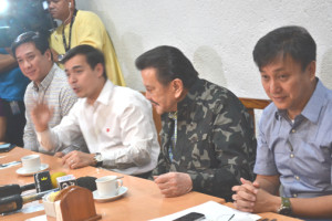 The Monday meeting between truckers and Manila city officials was attended by among others, (L to R): Land Transportation Office officer in charge Alfonso Tan, Jr, Vice-Mayor Francisco “Isko Moreno” Domagoso, Manila Mayor Joseph Estrada, and Metro Manila Development Authority chairman Francis Tolentino. Photo by Roumina Pablo.