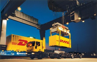dhl_container_loading_474